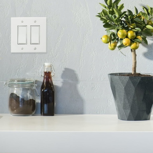 Pack of 4 Leviton 2-Gang GFCI Outlet Cover Plates - Picture 4 of 14